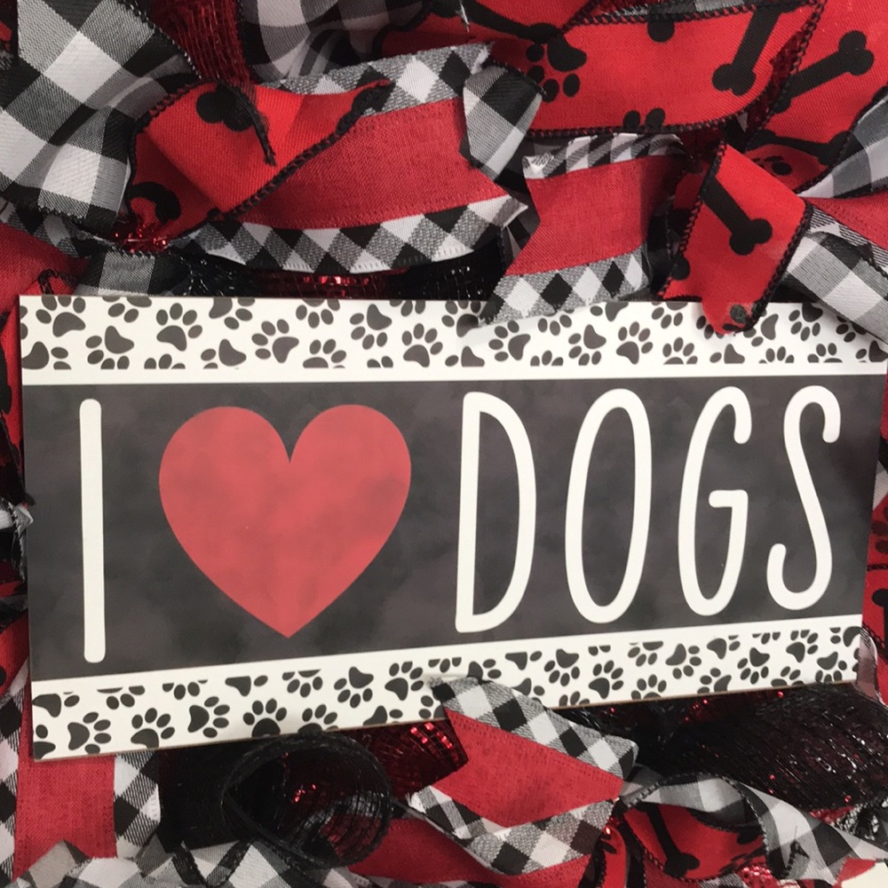 Hand Crafted “I ❤️ Dogs” Pets Mesh Wreath - Picture 2 of 5